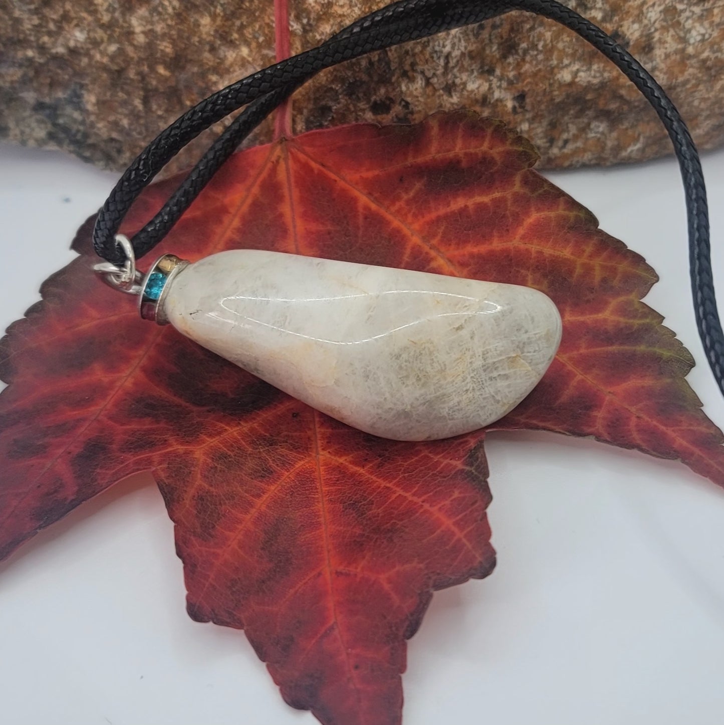 BEAUTIFUL WHITE & CLEAR QUARTZ PENDANT.