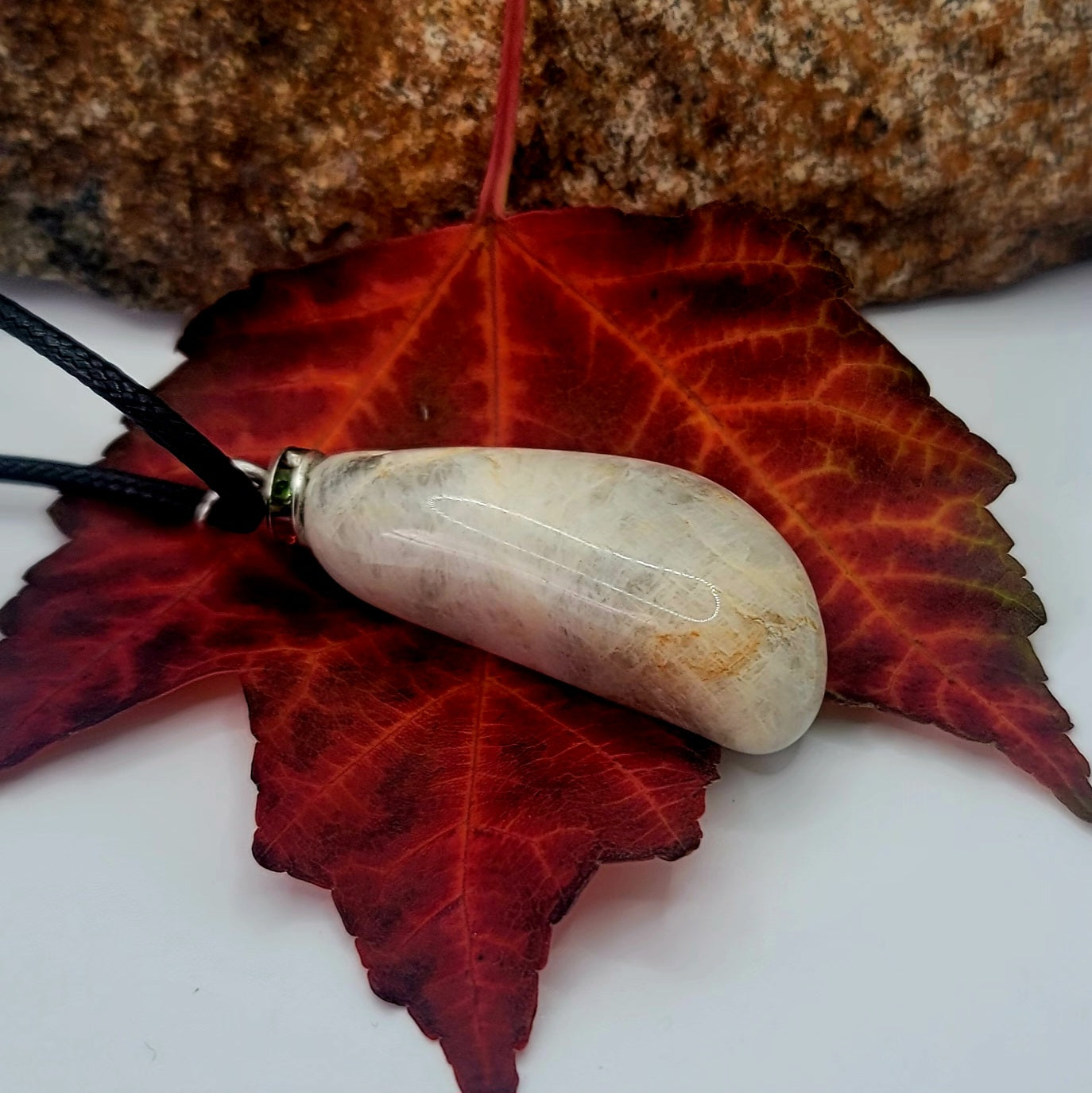 BEAUTIFUL WHITE & CLEAR QUARTZ PENDANT.