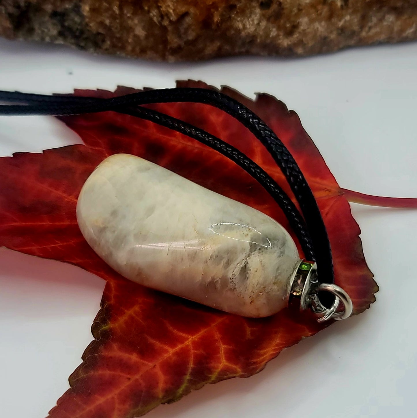 BEAUTIFUL WHITE & CLEAR QUARTZ PENDANT.