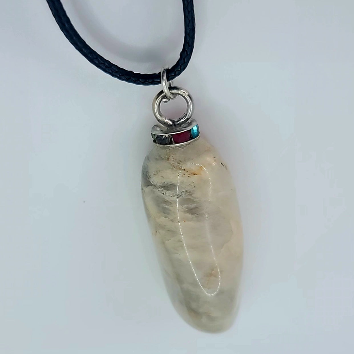 BEAUTIFUL WHITE & CLEAR QUARTZ PENDANT.