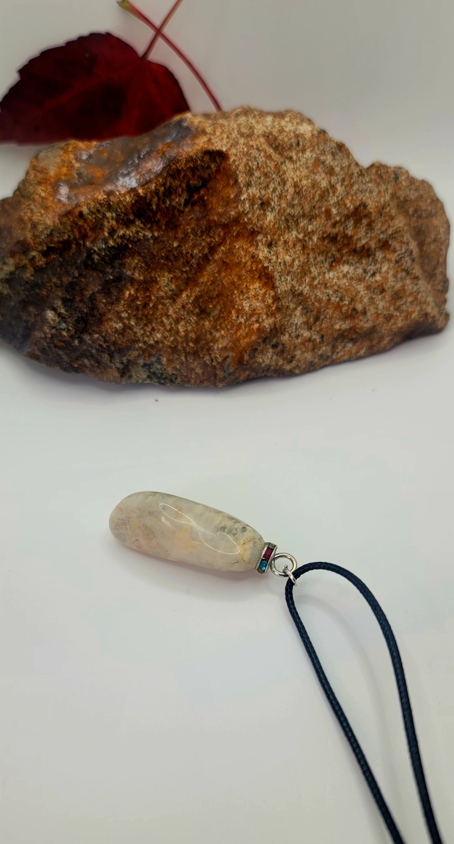 UNIQUE TAN/WHITE QUARTZ PENDANT