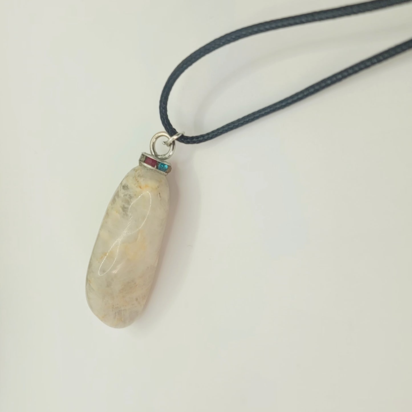 BEAUTIFUL WHITE & CLEAR QUARTZ PENDANT.