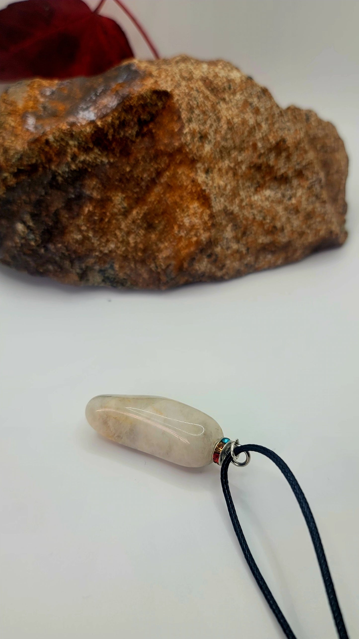 UNIQUE TAN/WHITE QUARTZ PENDANT