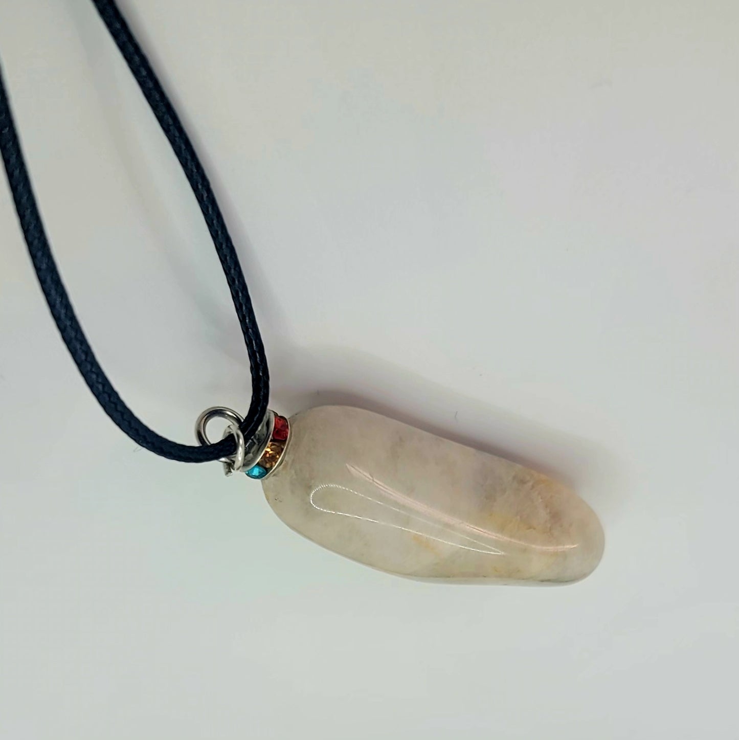 BEAUTIFUL WHITE & CLEAR QUARTZ PENDANT.