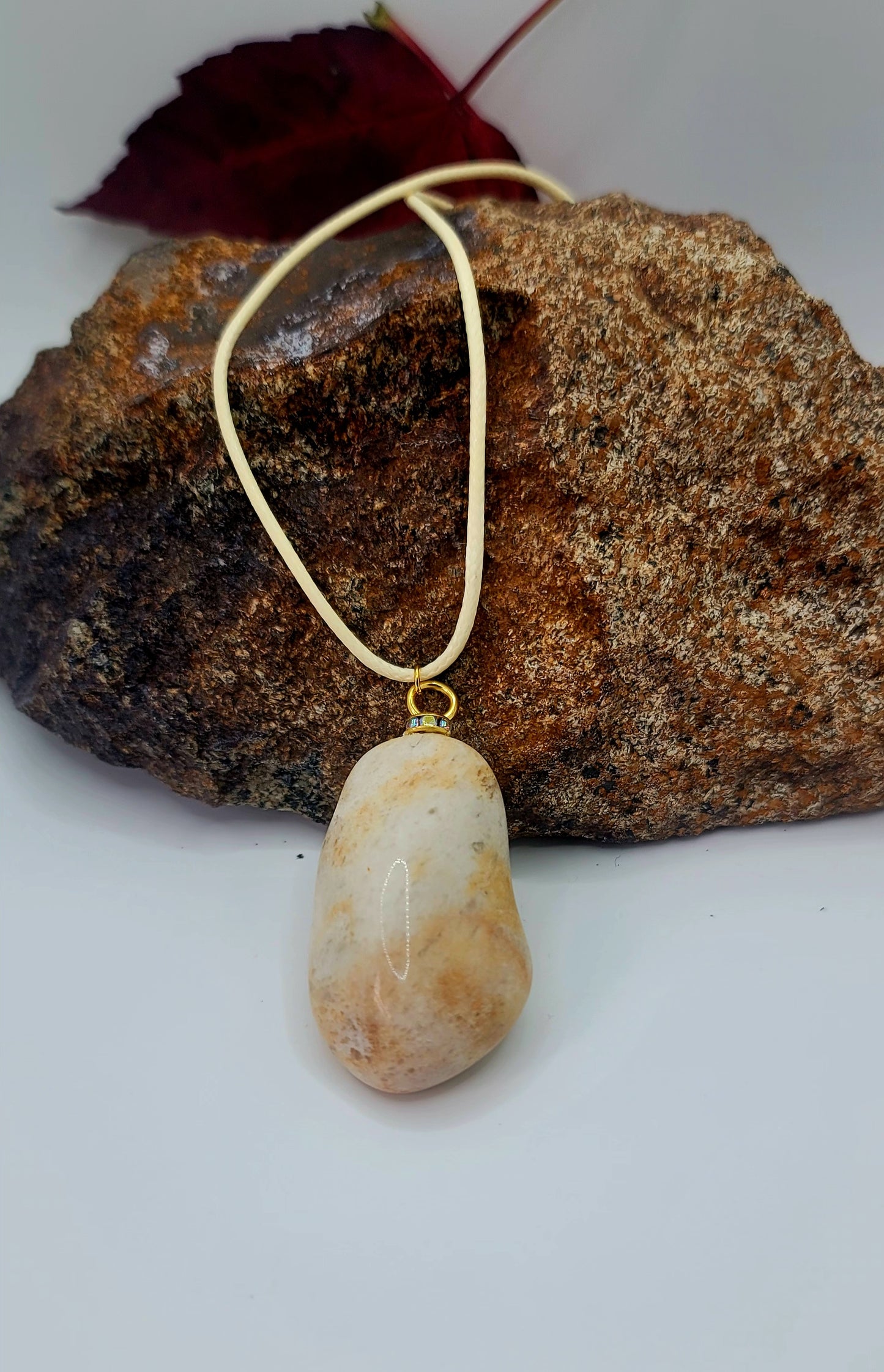 UNIQUE TAN/WHITE QUARTZ PENDANT