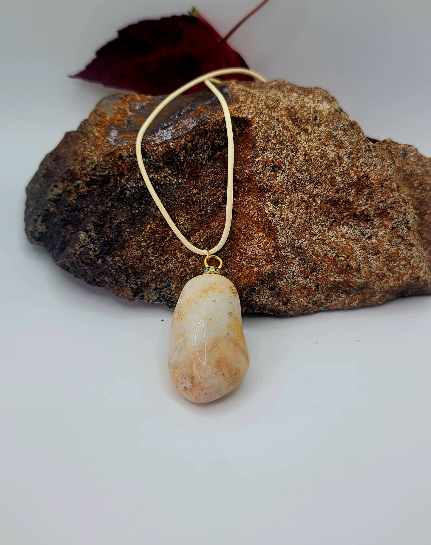 UNIQUE TAN/WHITE QUARTZ PENDANT