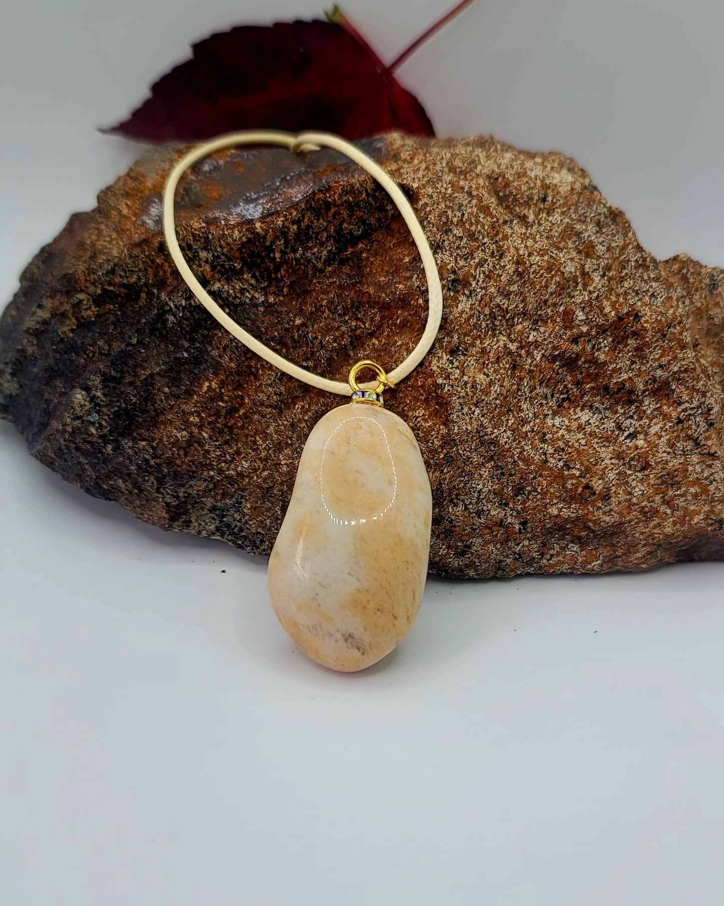 UNIQUE TAN/WHITE QUARTZ PENDANT