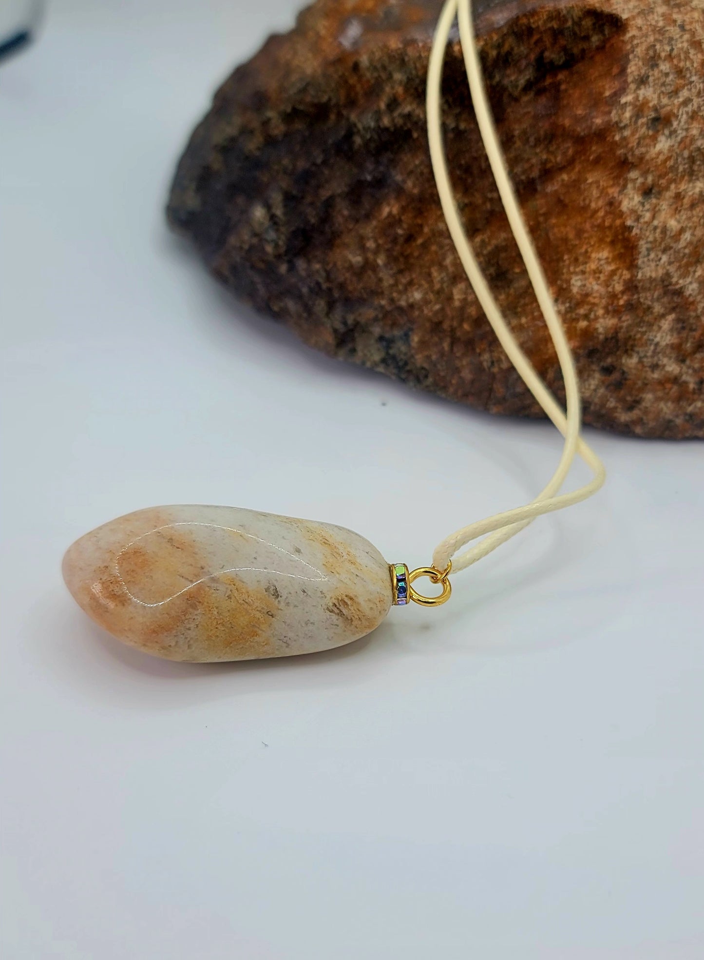 UNIQUE TAN/WHITE QUARTZ PENDANT