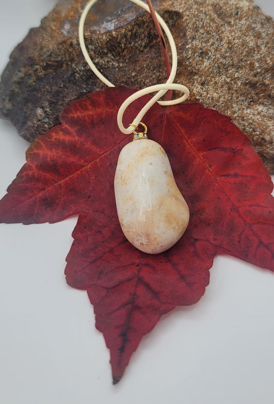 UNIQUE TAN/WHITE QUARTZ PENDANT