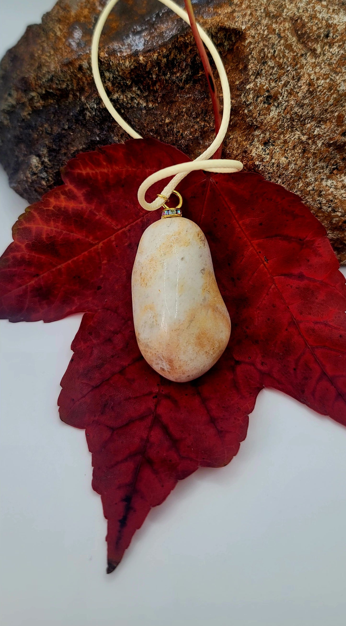 UNIQUE TAN/WHITE QUARTZ PENDANT