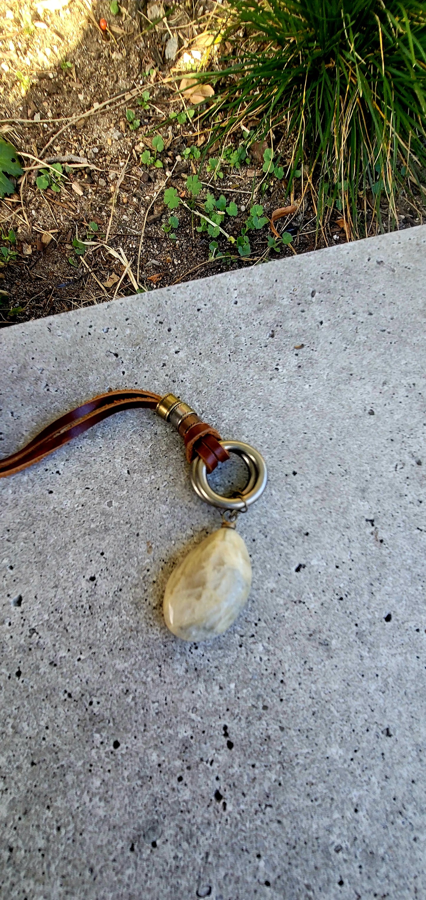 BOLD GREY & WHITE QUARTZ PENDANT.