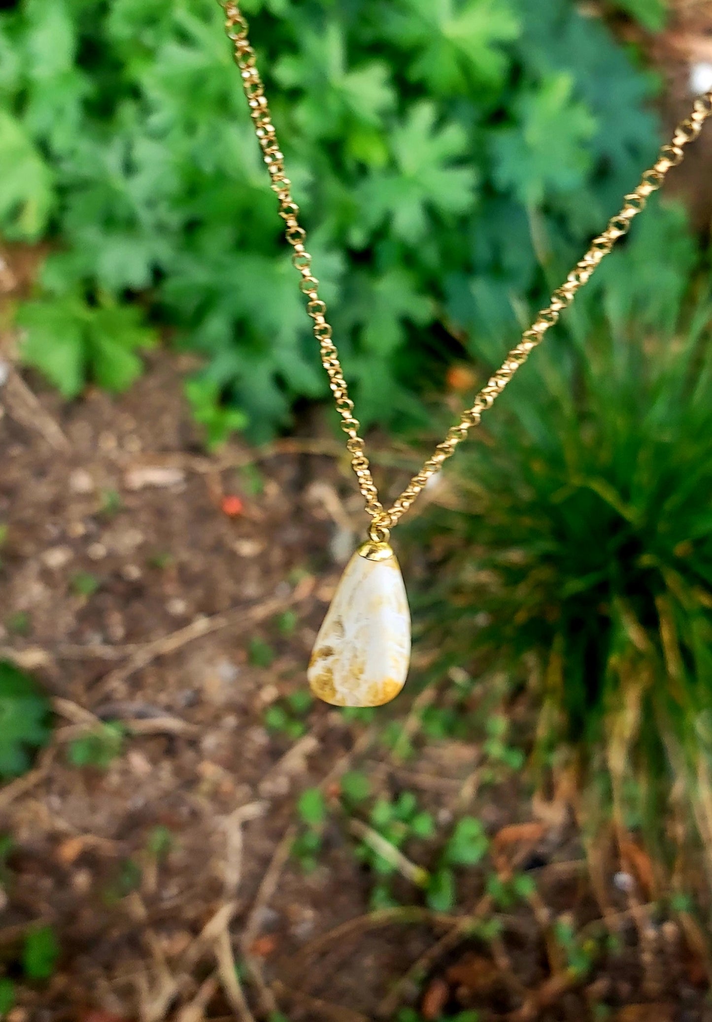 YELLOW AND WHITE CALCITE PENDANT