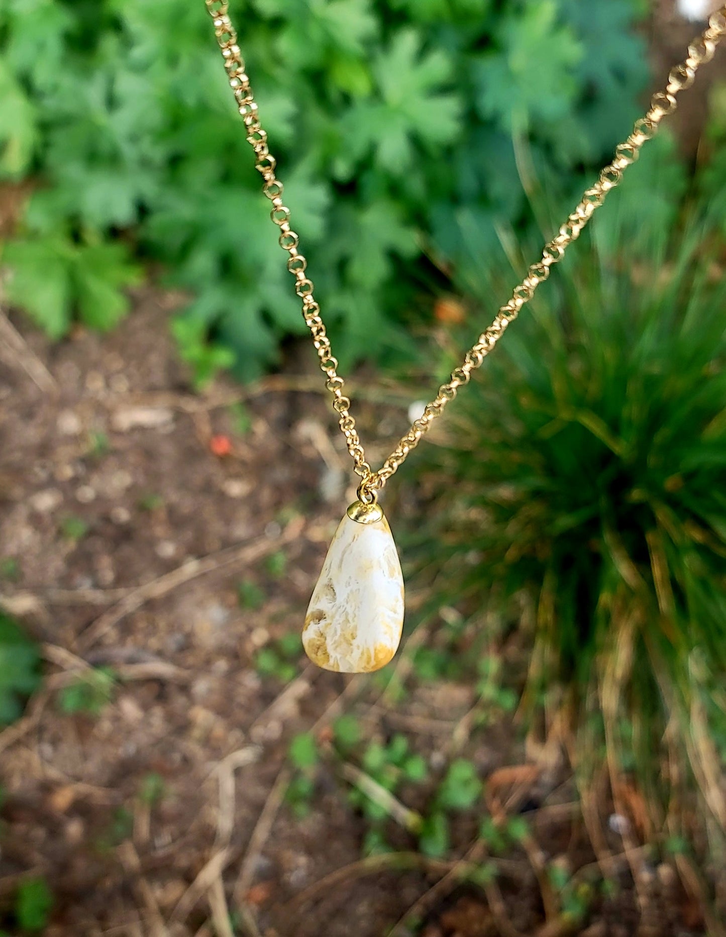 YELLOW AND WHITE CALCITE PENDANT