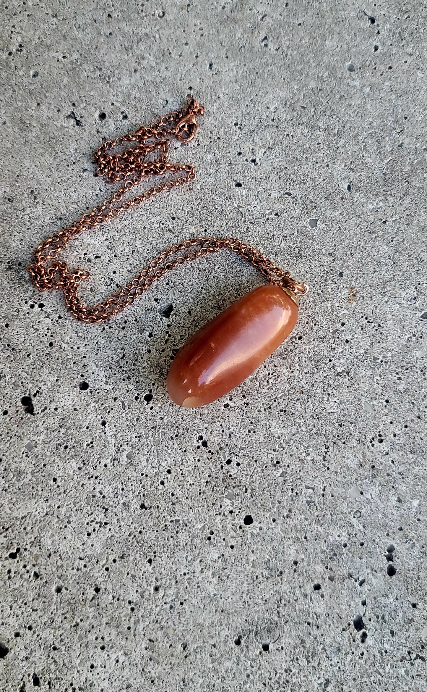 REDDISH-BROWN QUARTZ PENDANT