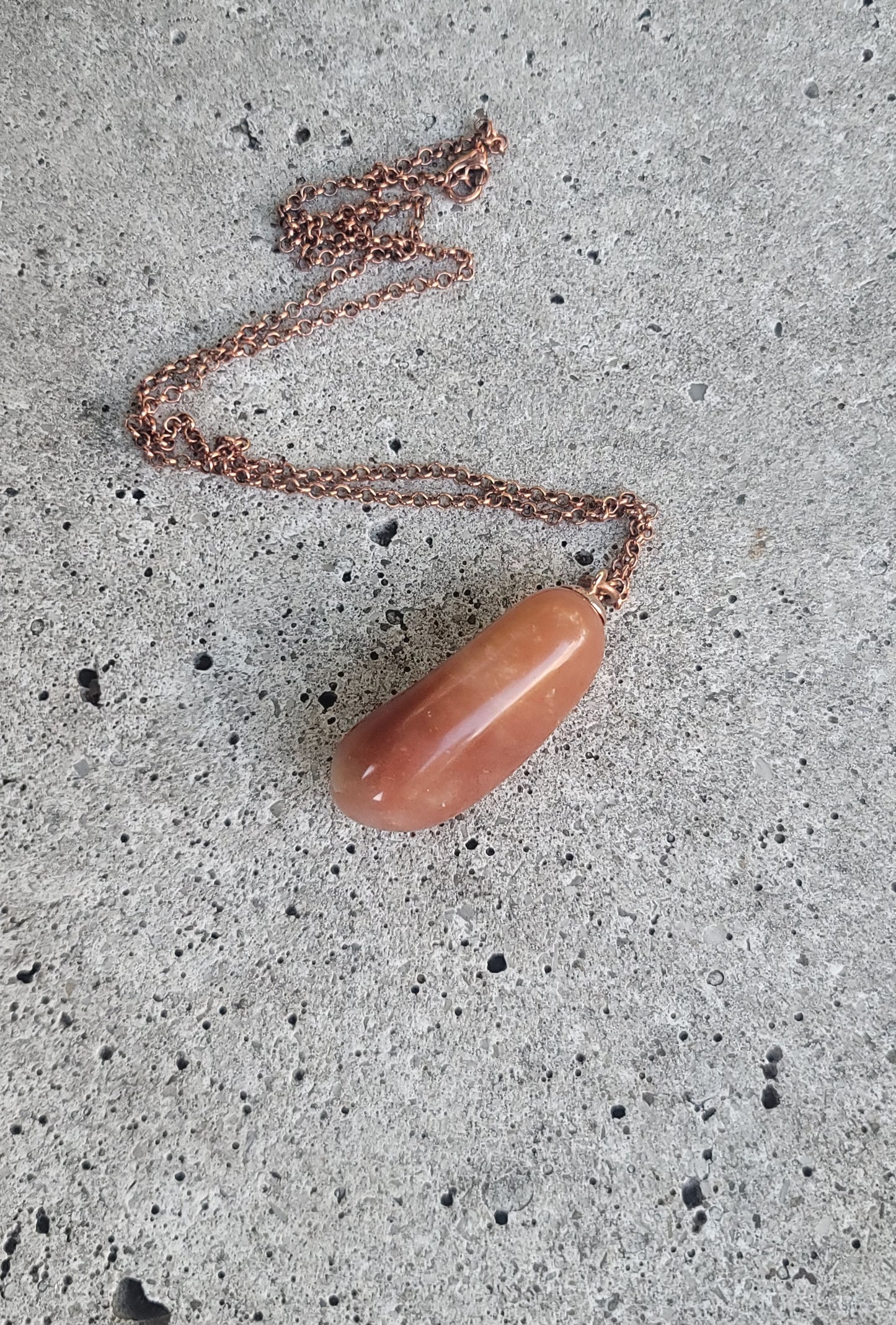 REDDISH-BROWN QUARTZ PENDANT