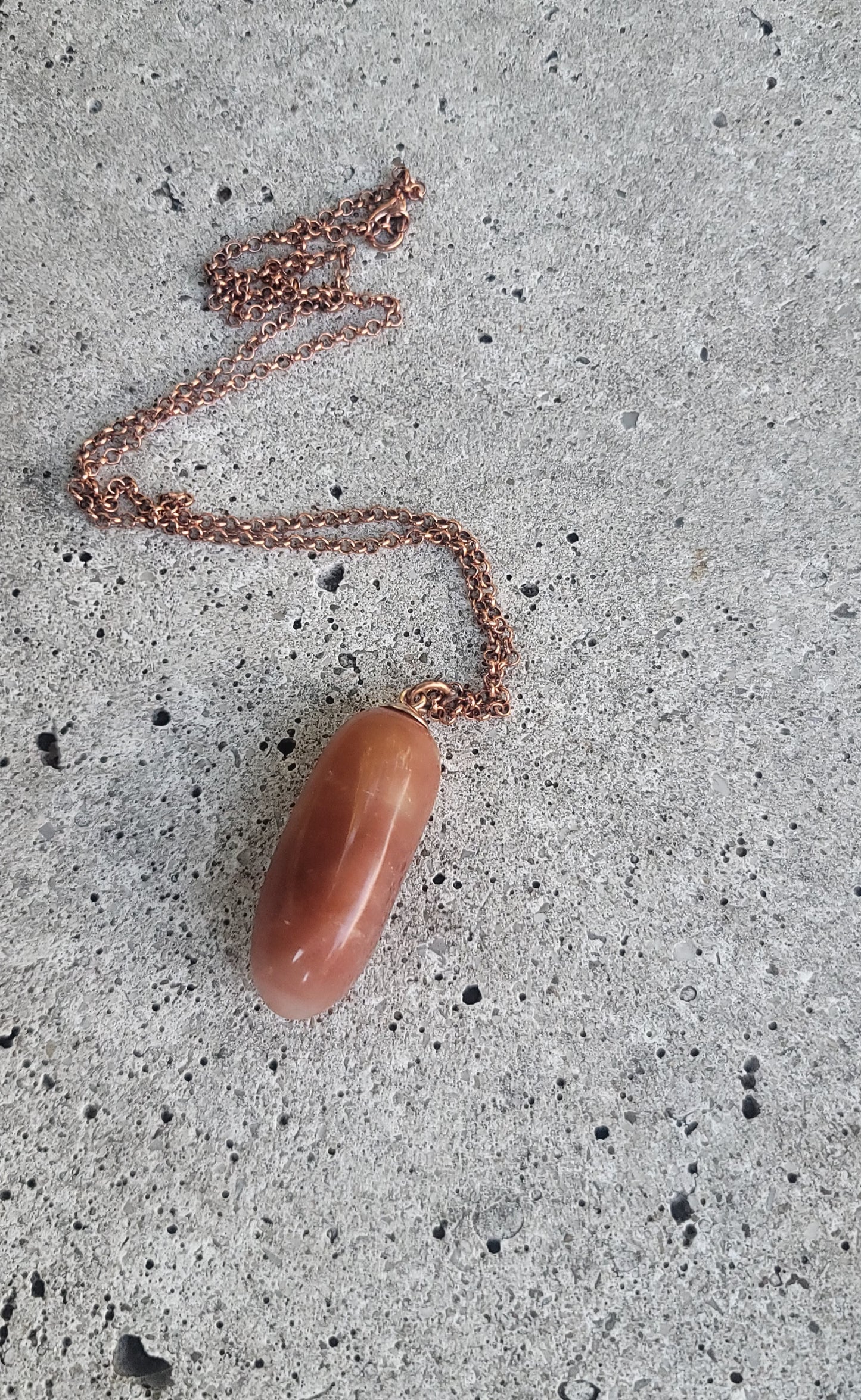 REDDISH-BROWN QUARTZ PENDANT