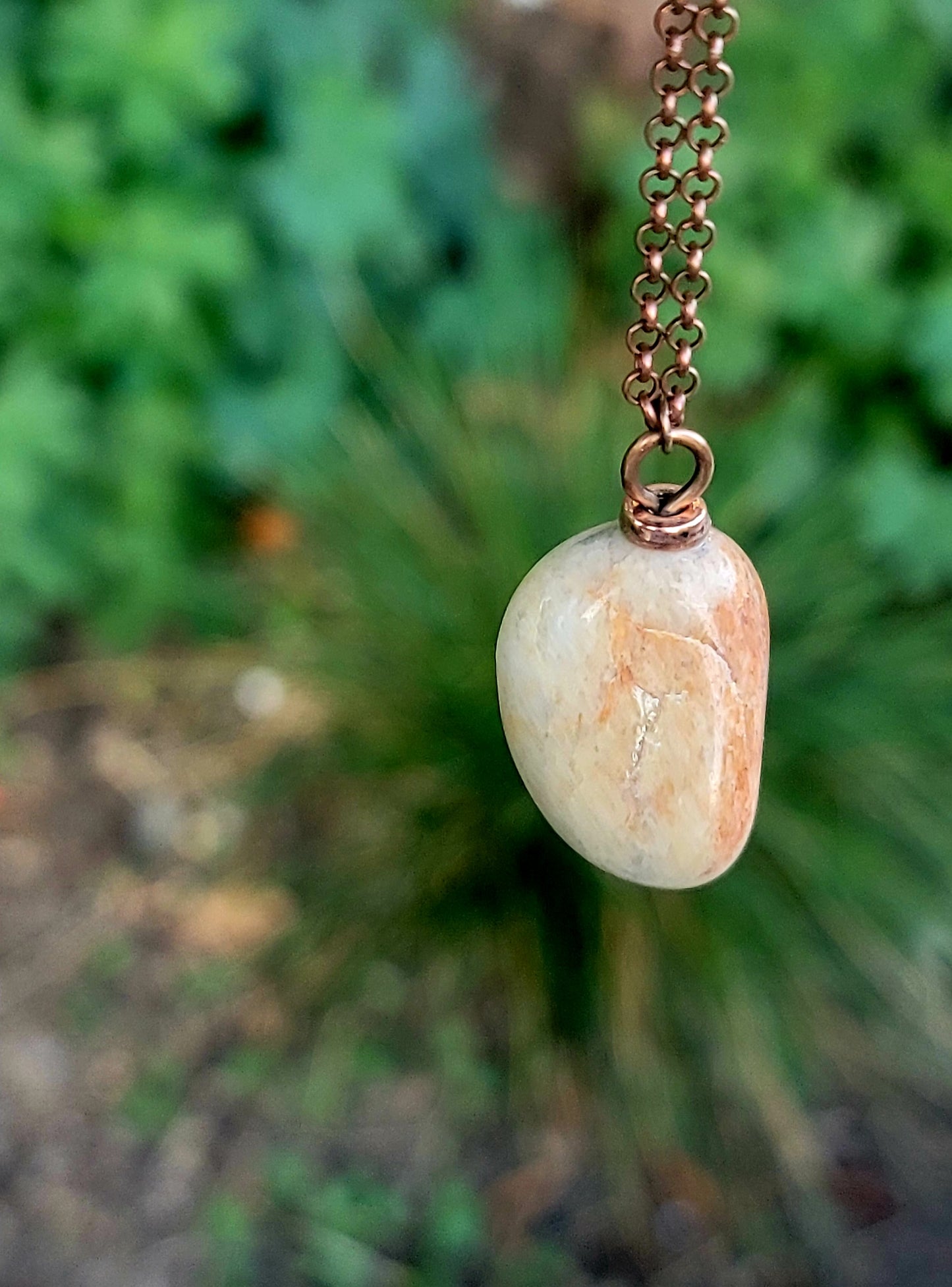 THIS QUARTZ PENDANT HAS A UNIQUE BLEND OF COLORS THAT ARE SURE TO DELIGHT.