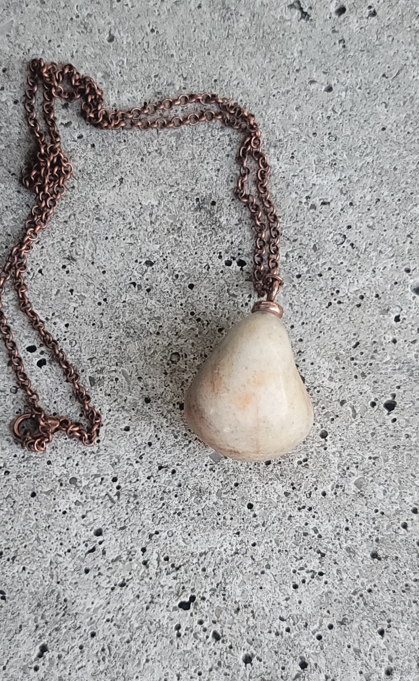 THIS QUARTZ PENDANT HAS A UNIQUE BLEND OF COLORS THAT ARE SURE TO DELIGHT.