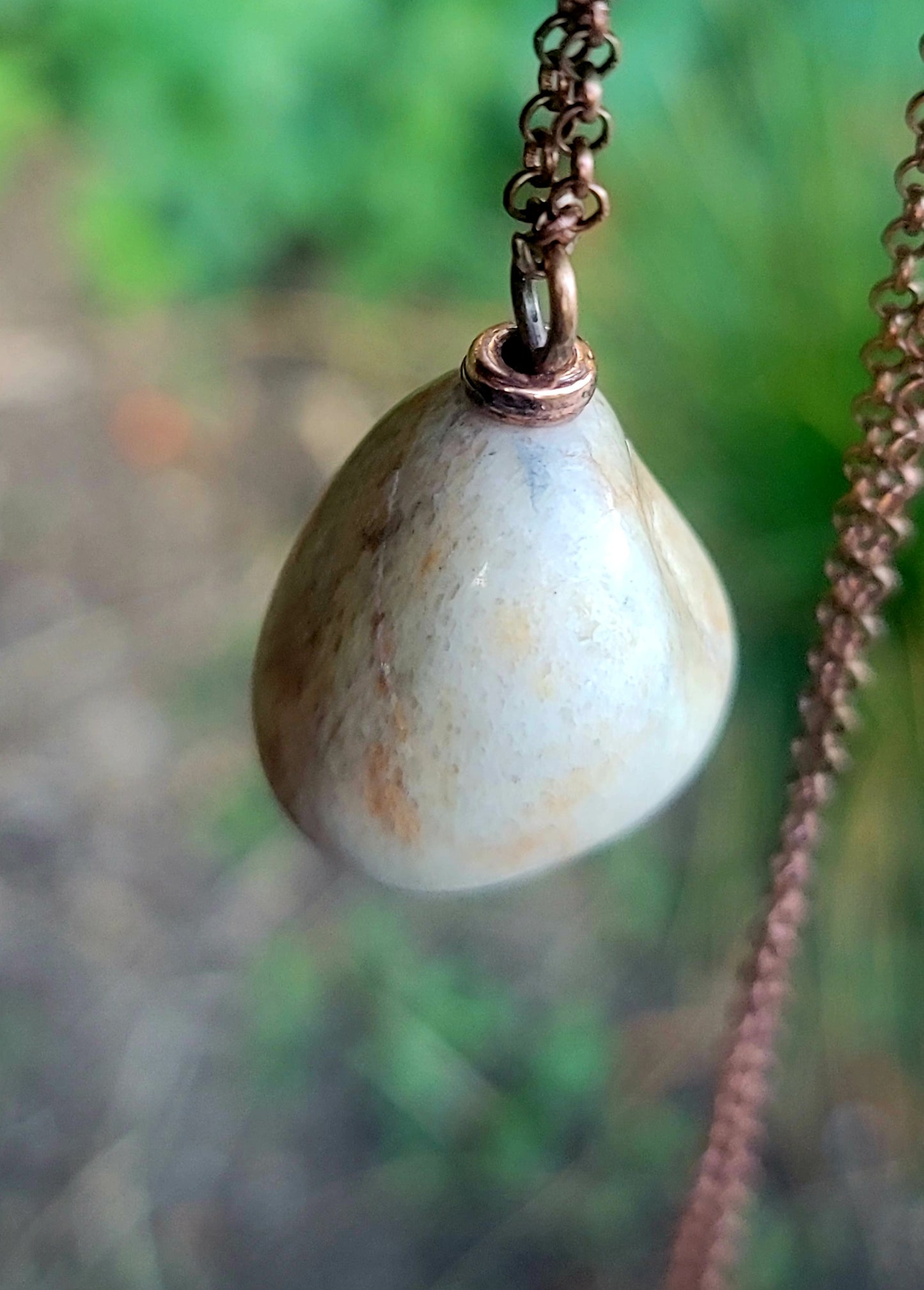 THIS QUARTZ PENDANT HAS A UNIQUE BLEND OF COLORS THAT ARE SURE TO DELIGHT.