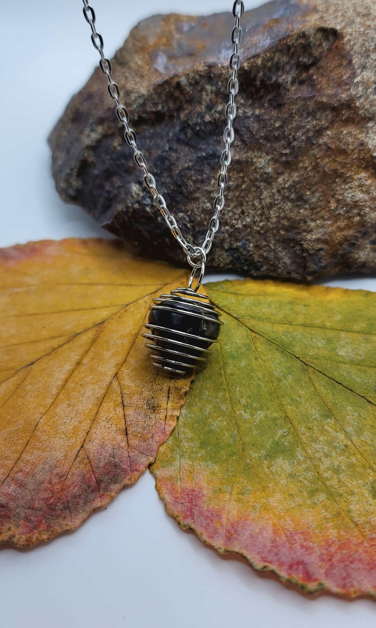 SIMPLY BEAUTIFUL BLACK AGATE NECKLACE IN SPIRAL CAGE