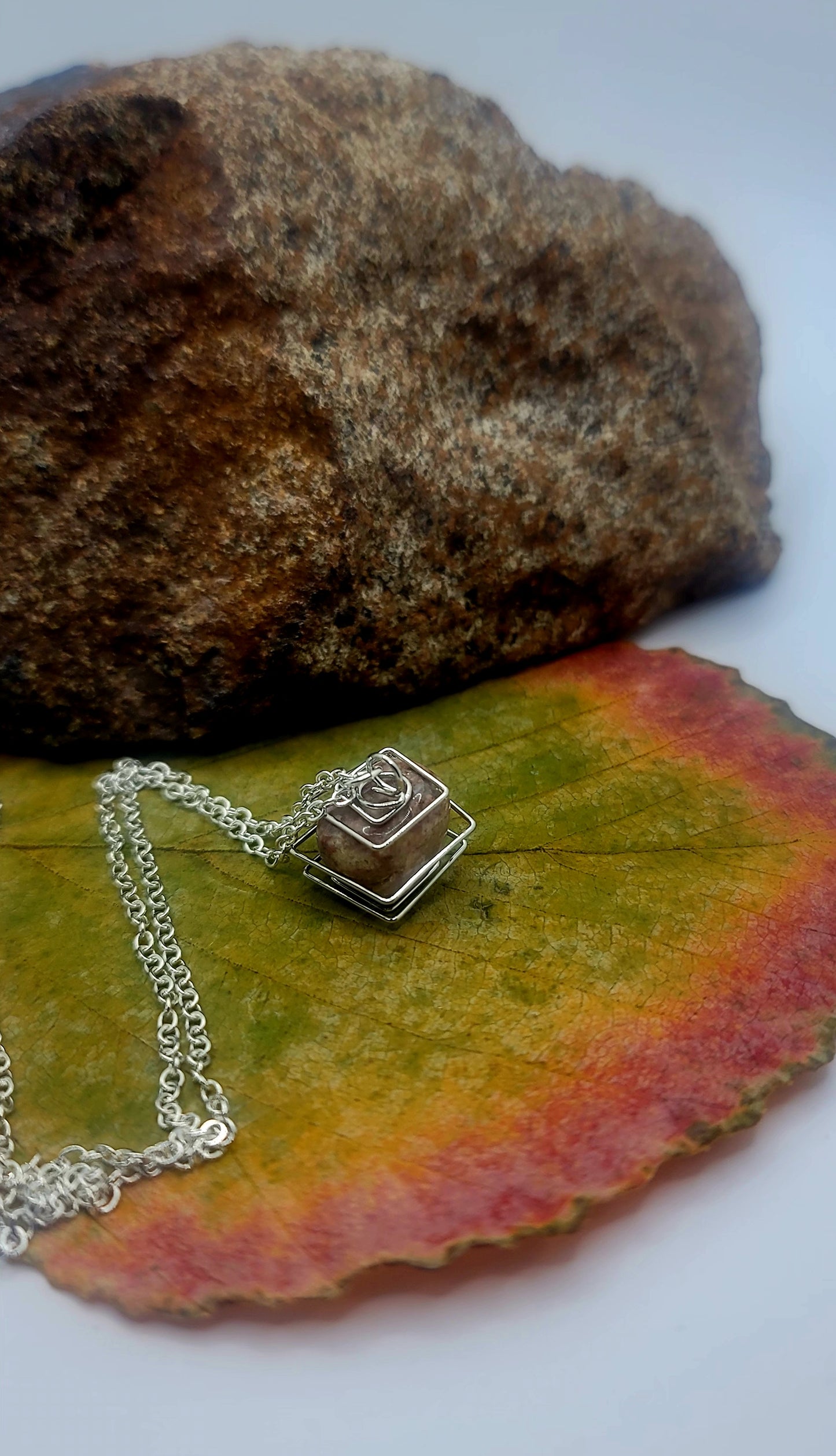 SQUARE SPIRAL CAGE AGATE PENDANT