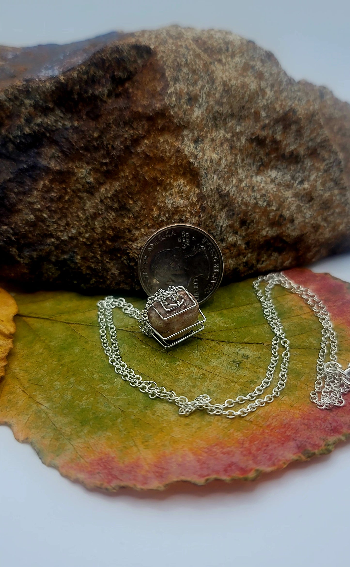 SQUARE SPIRAL CAGE AGATE PENDANT