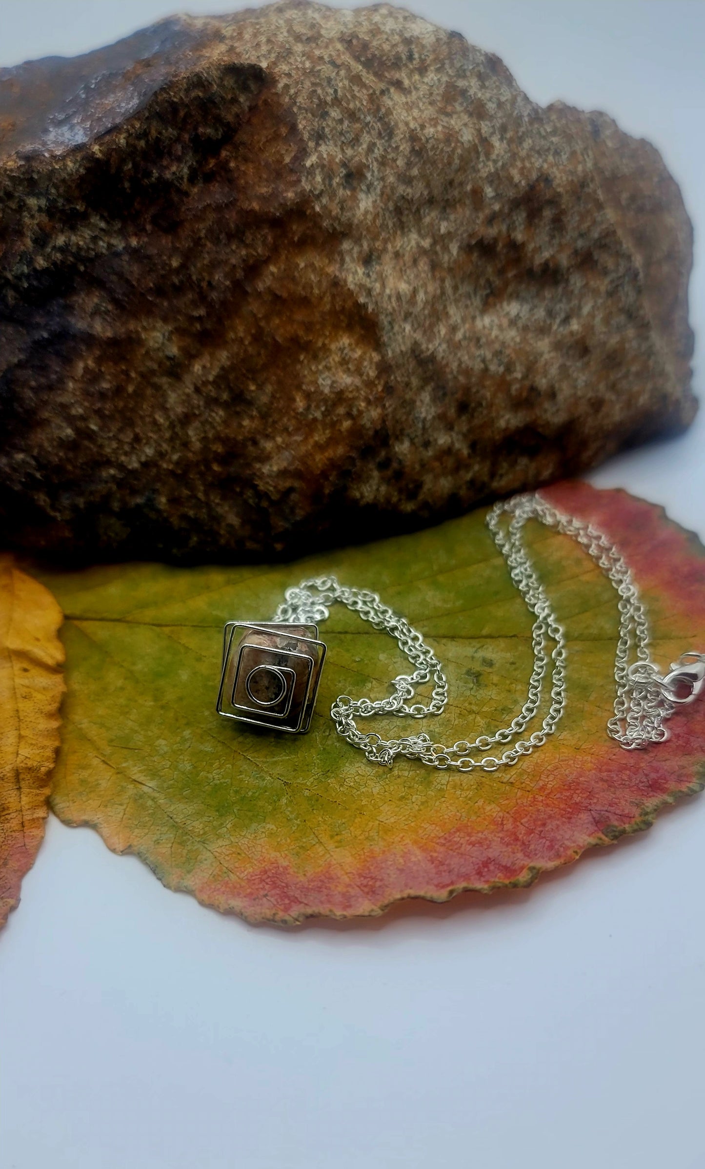 SQUARE SPIRAL CAGE AGATE PENDANT