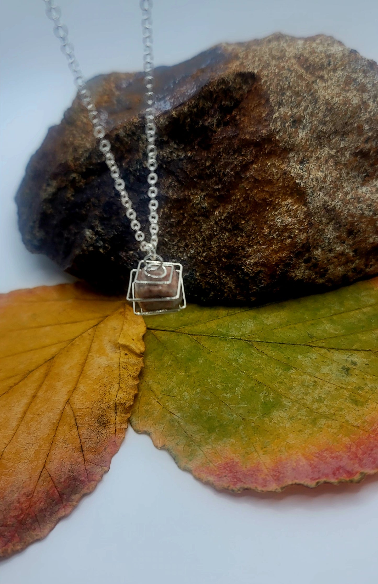 SQUARE SPIRAL CAGE AGATE PENDANT