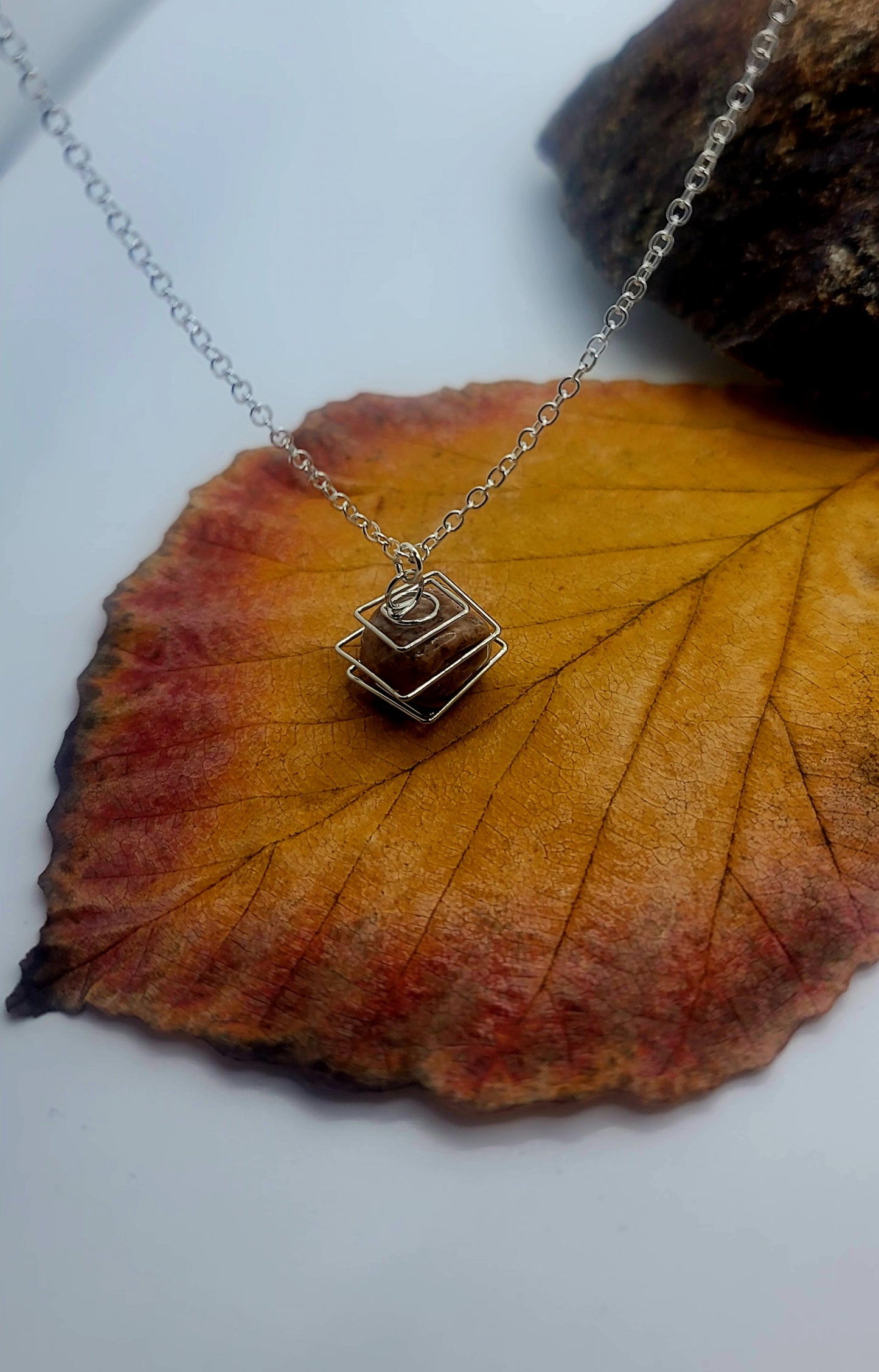 SQUARE SPIRAL CAGE AGATE PENDANT