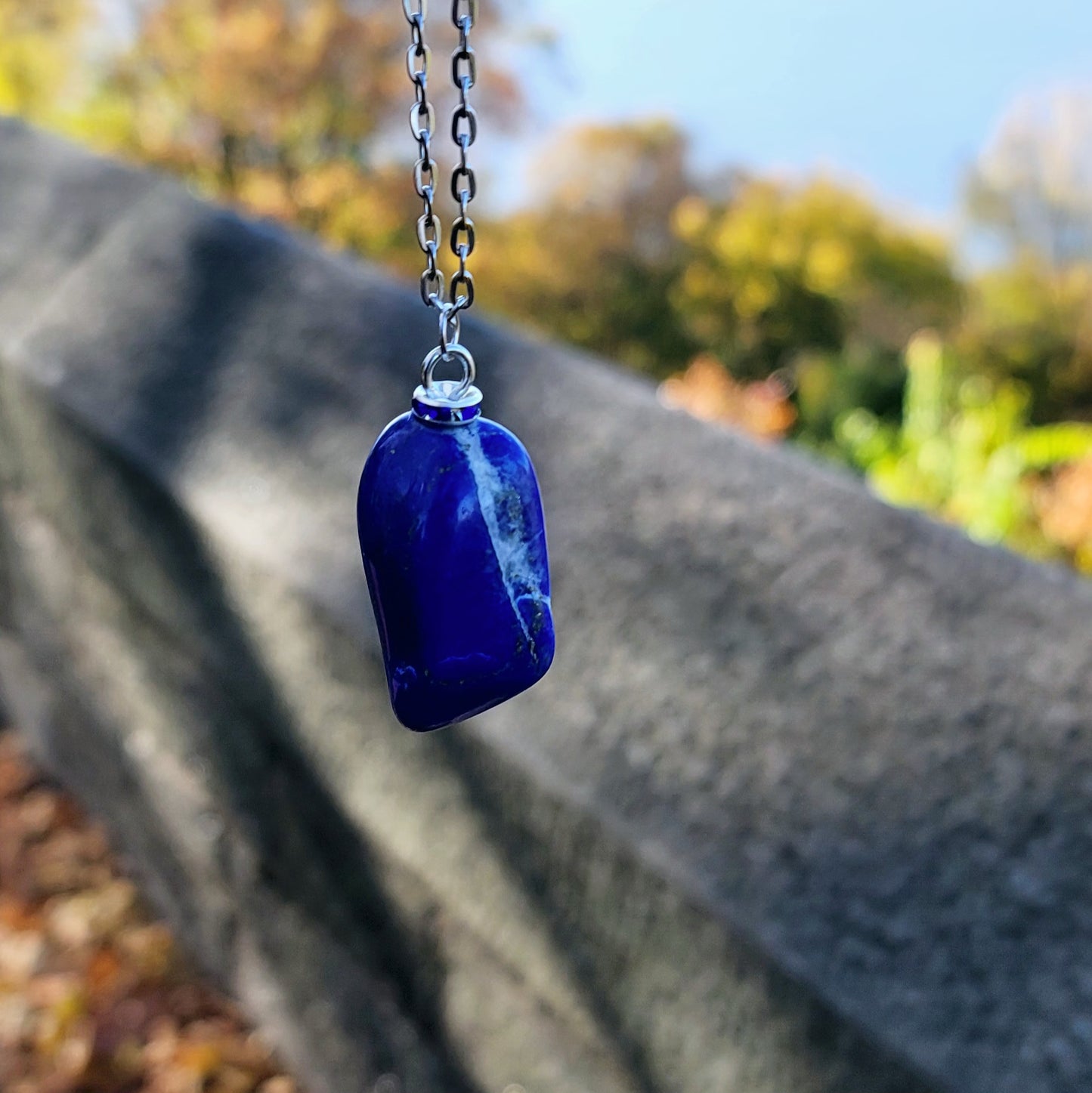 BOLD AND BEAUTIFUL LAPIS LAZULI PENDANT NECKLACE.