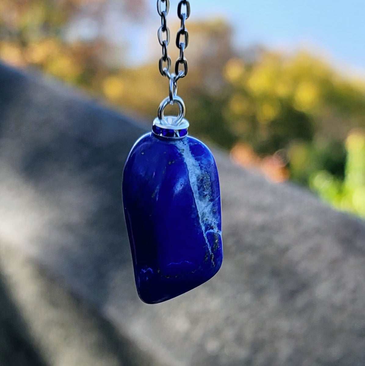 BOLD AND BEAUTIFUL LAPIS LAZULI PENDANT NECKLACE.