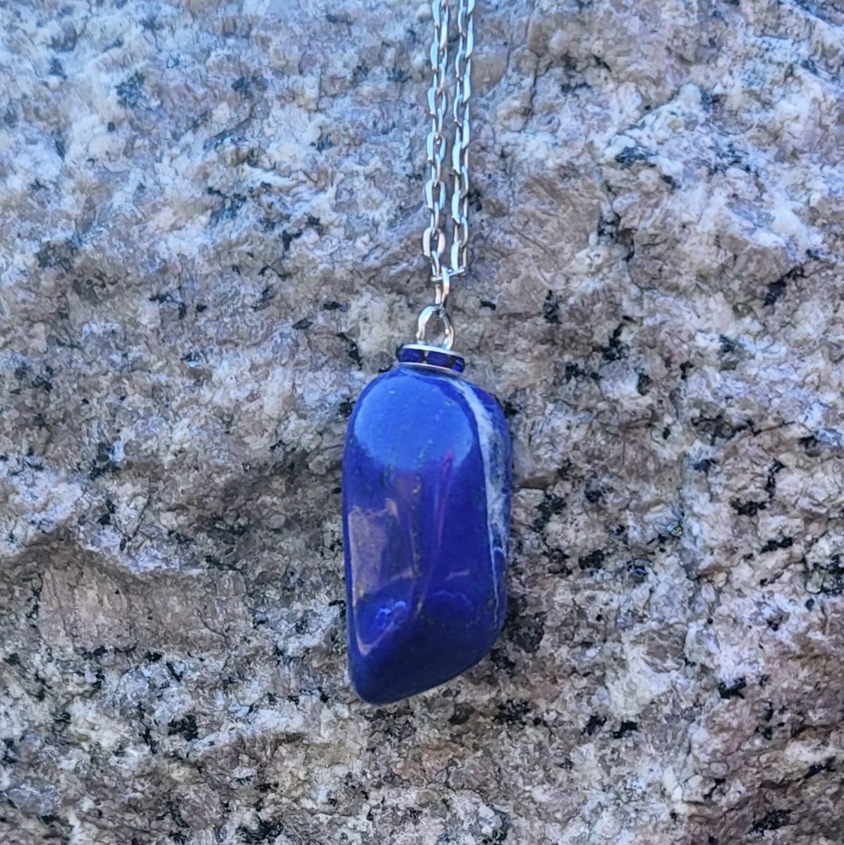 BOLD AND BEAUTIFUL LAPIS LAZULI PENDANT NECKLACE.