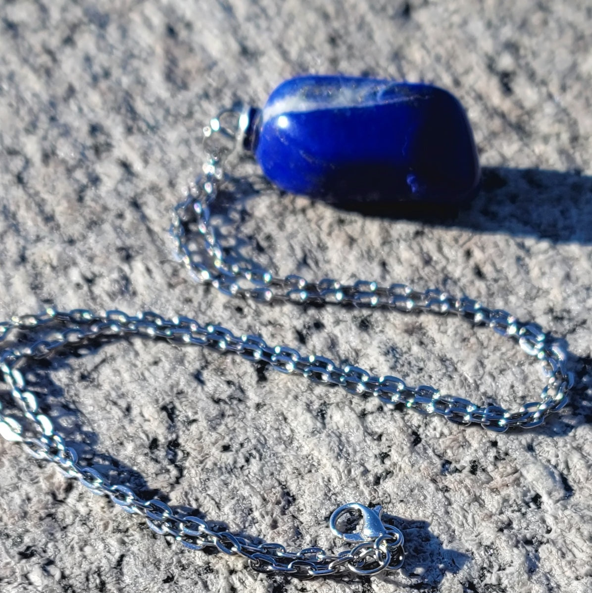 BOLD AND BEAUTIFUL LAPIS LAZULI PENDANT NECKLACE.