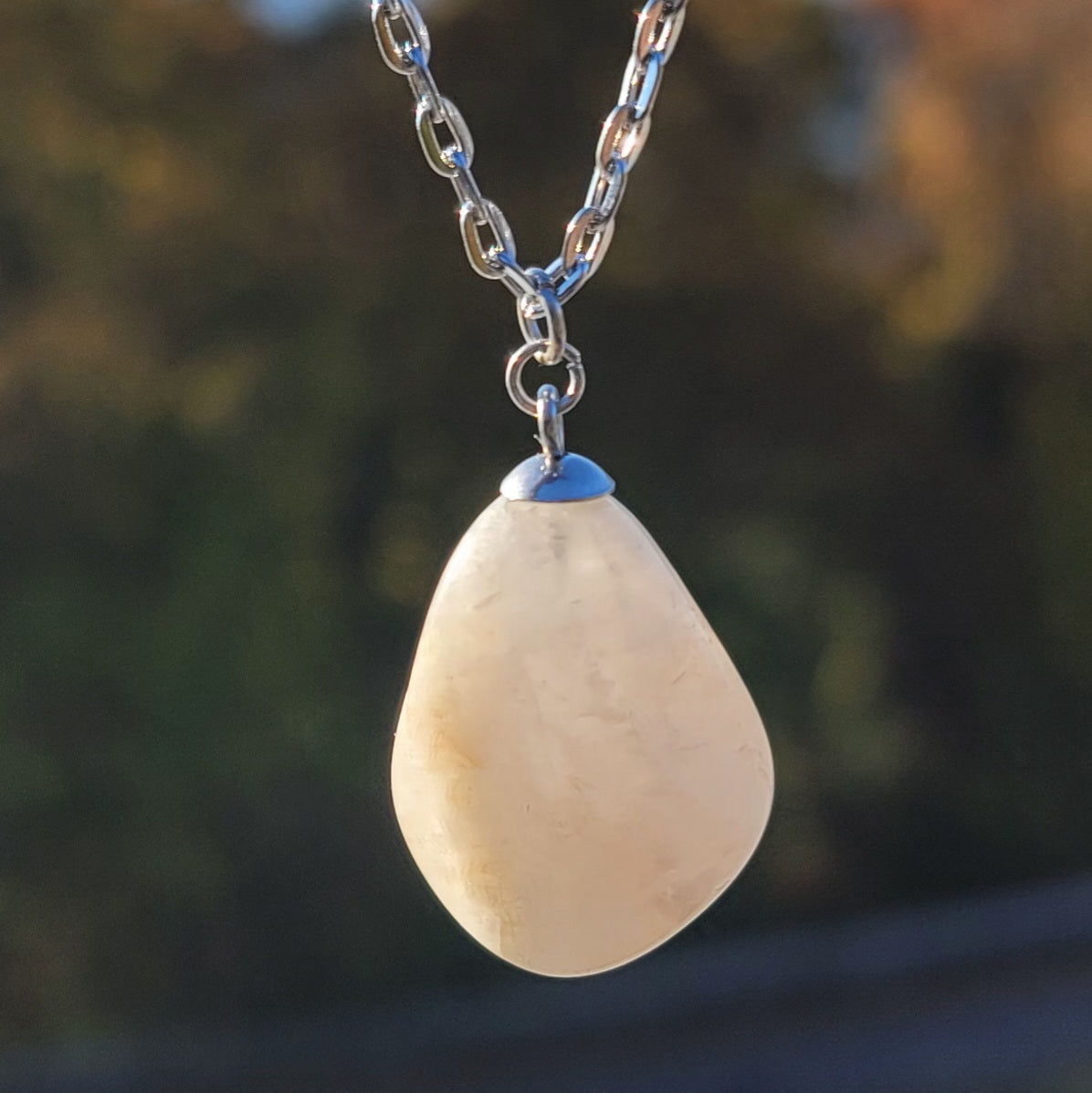 SIMPLE AND ELEGANT WHITE AND CLEAR QUARTZ NECKLACE