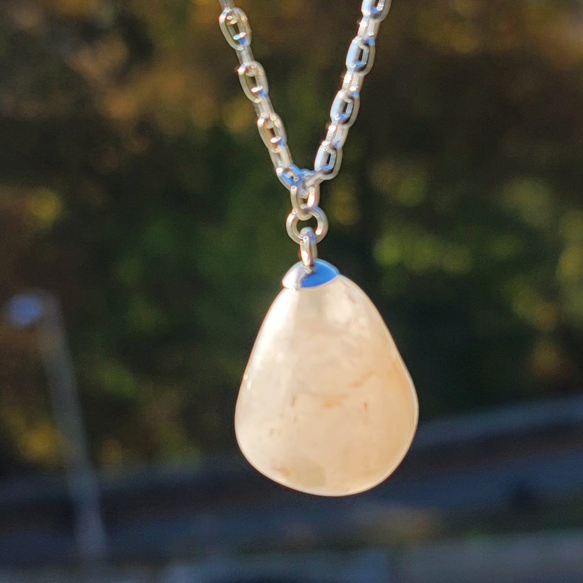 SIMPLE AND ELEGANT WHITE AND CLEAR QUARTZ NECKLACE