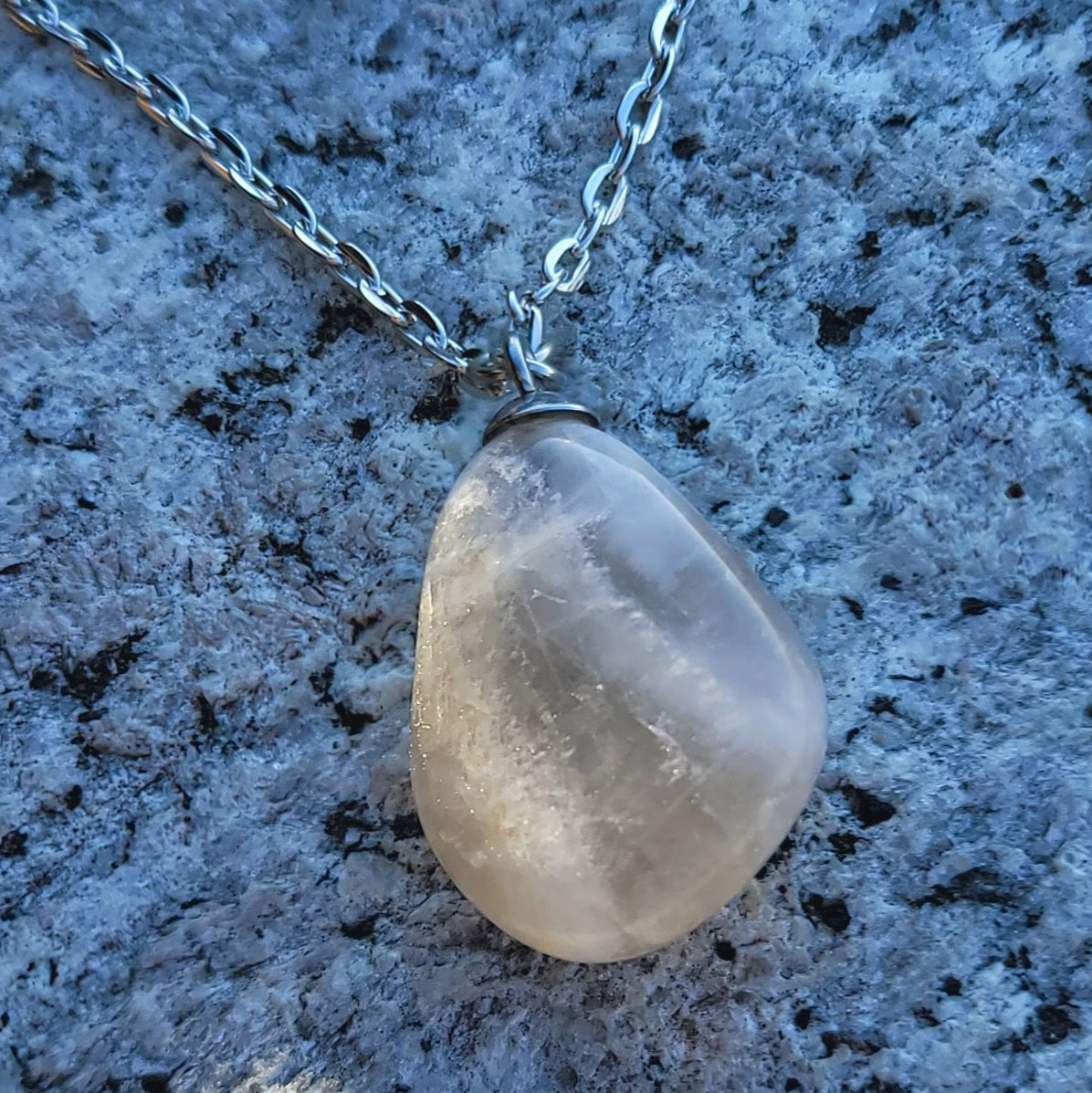 SIMPLE AND ELEGANT WHITE AND CLEAR QUARTZ NECKLACE