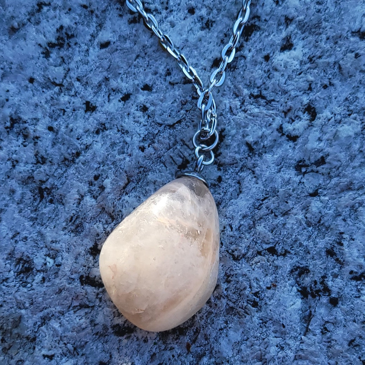 SIMPLE AND ELEGANT WHITE AND CLEAR QUARTZ NECKLACE