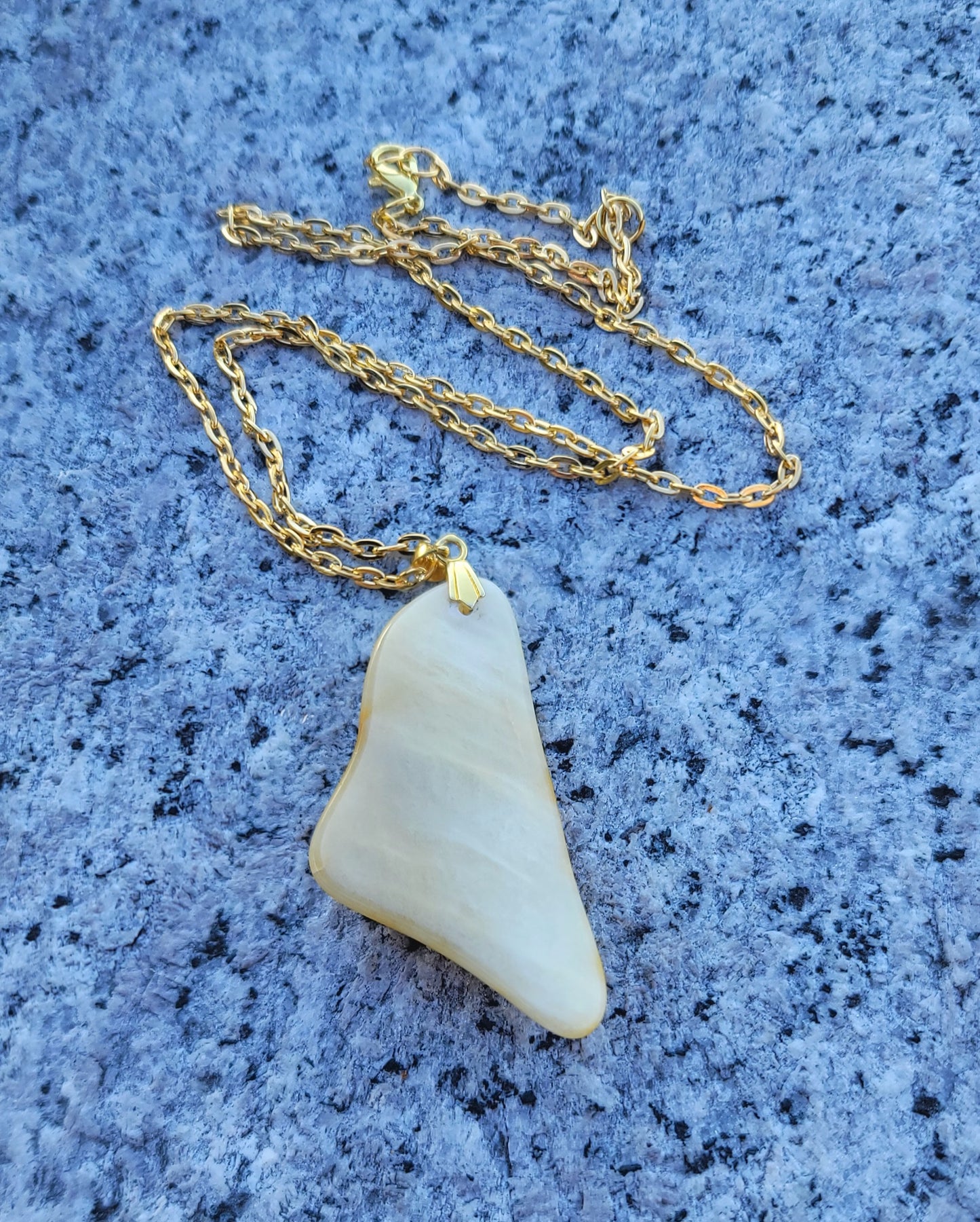 AMAZING YELLOW CALCITE PENDANT NECKLACE.