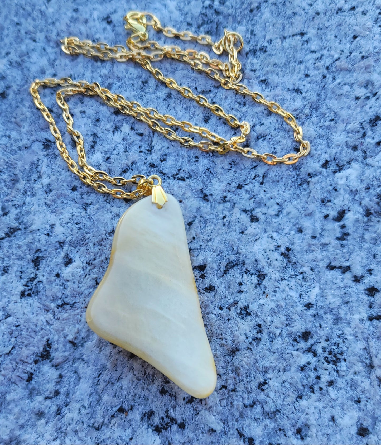 AMAZING YELLOW CALCITE PENDANT NECKLACE.