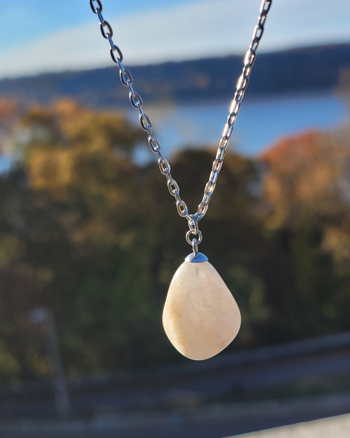 SIMPLE AND ELEGANT WHITE AND CLEAR QUARTZ NECKLACE