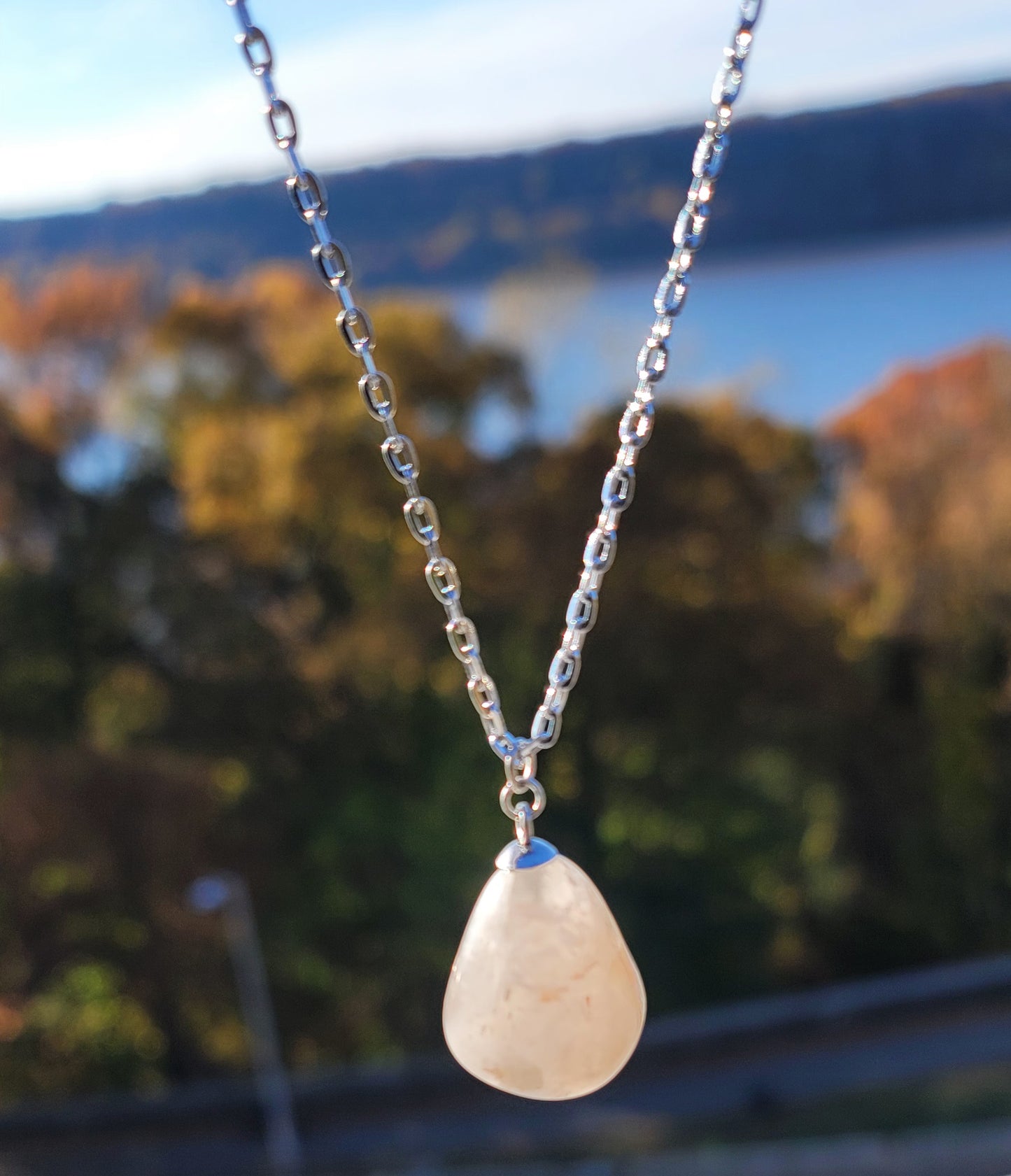 SIMPLE AND ELEGANT WHITE AND CLEAR QUARTZ NECKLACE