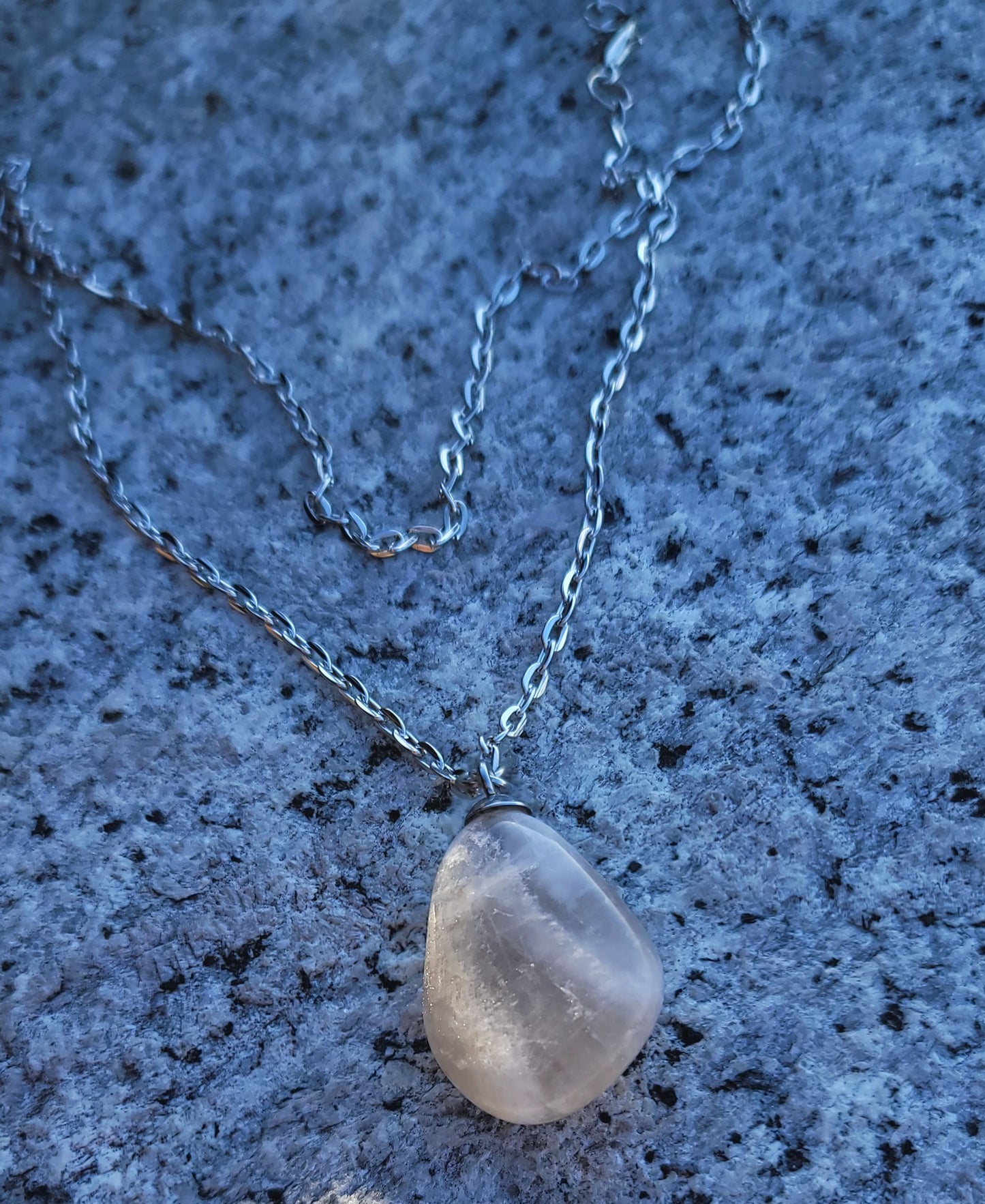 SIMPLE AND ELEGANT WHITE AND CLEAR QUARTZ NECKLACE