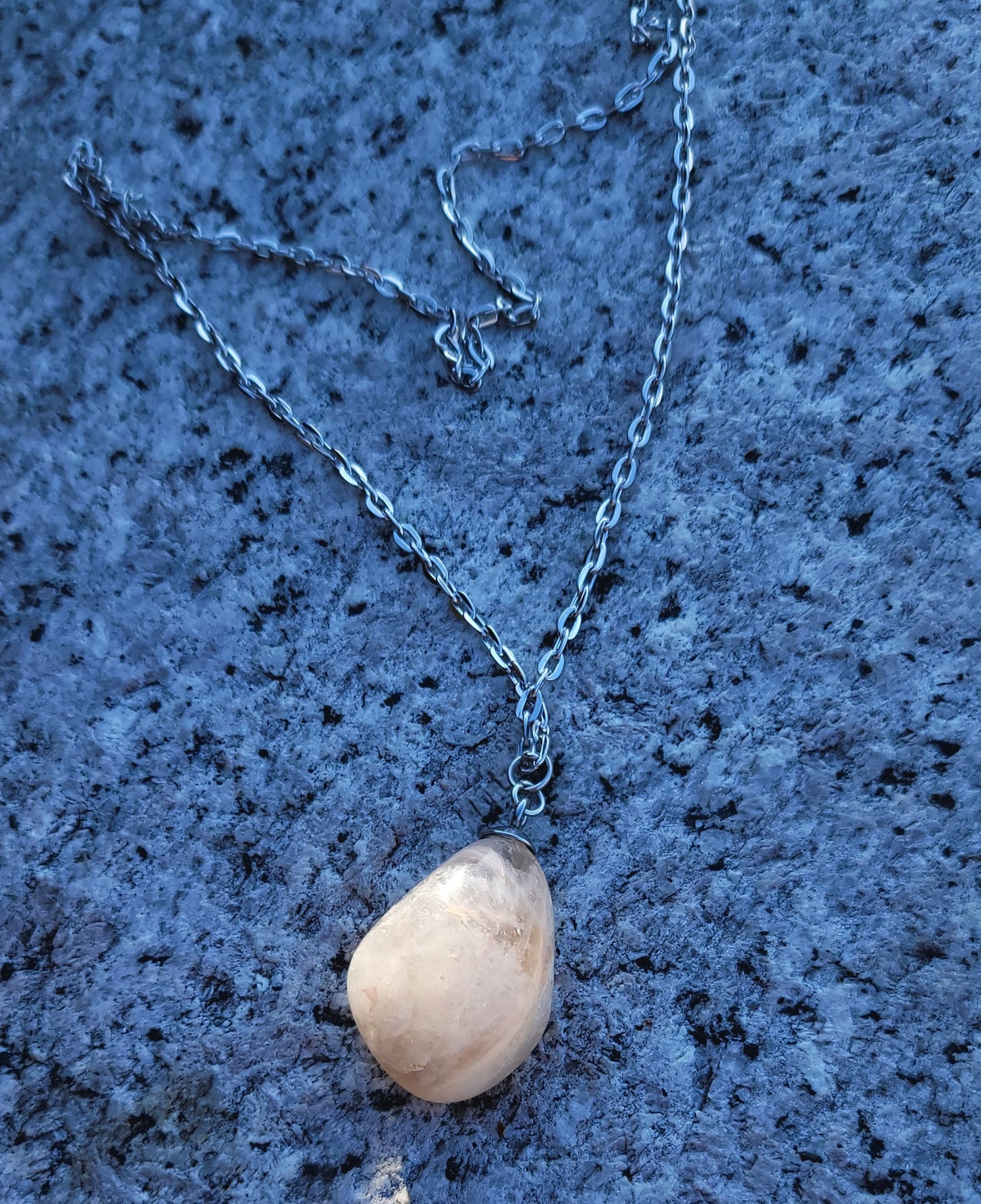 SIMPLE AND ELEGANT WHITE AND CLEAR QUARTZ NECKLACE