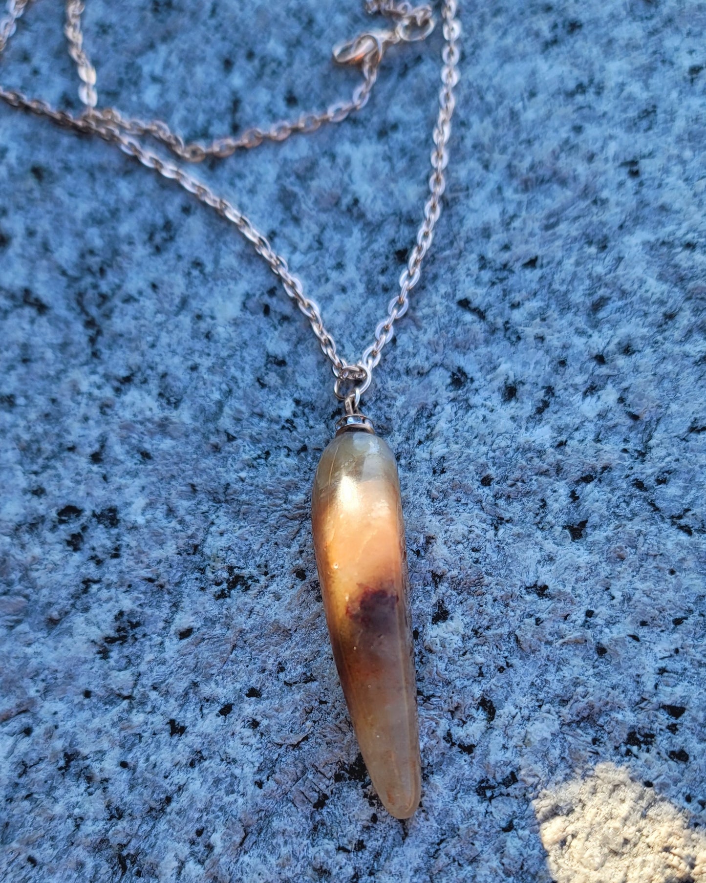 SLEEK FERRUGINOUS QUARTZ PENDANT.