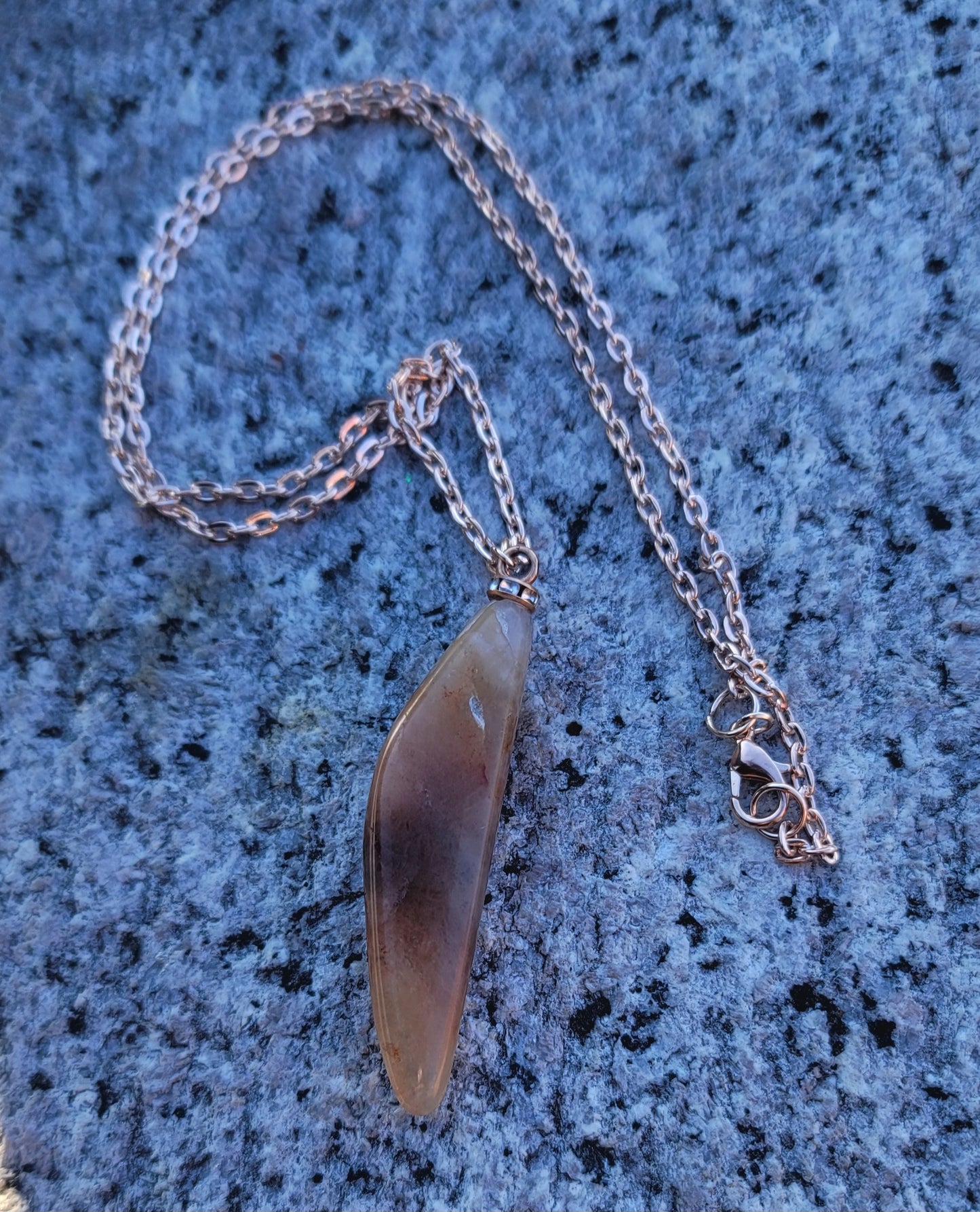 SLEEK FERRUGINOUS QUARTZ PENDANT.