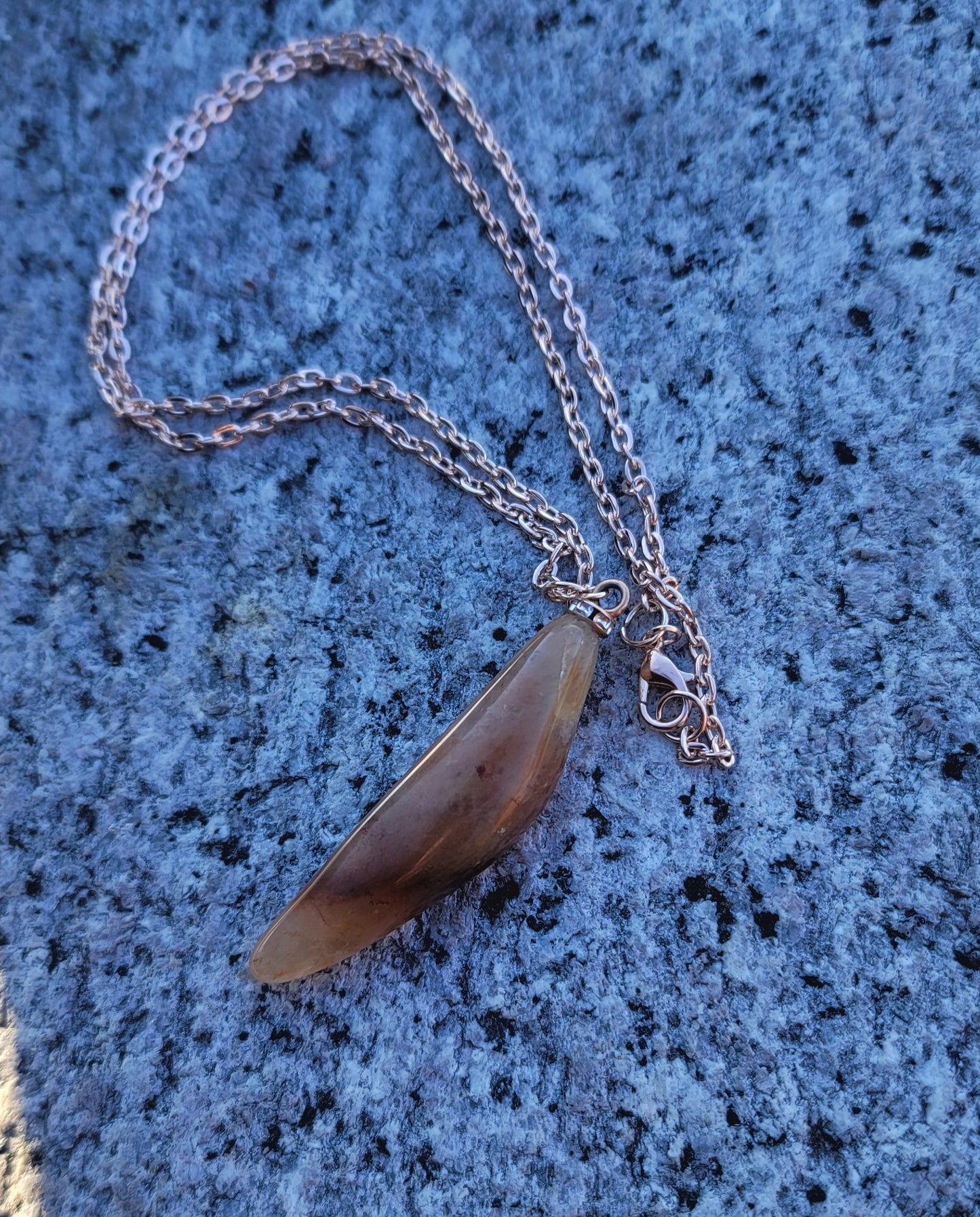 SLEEK FERRUGINOUS QUARTZ PENDANT.