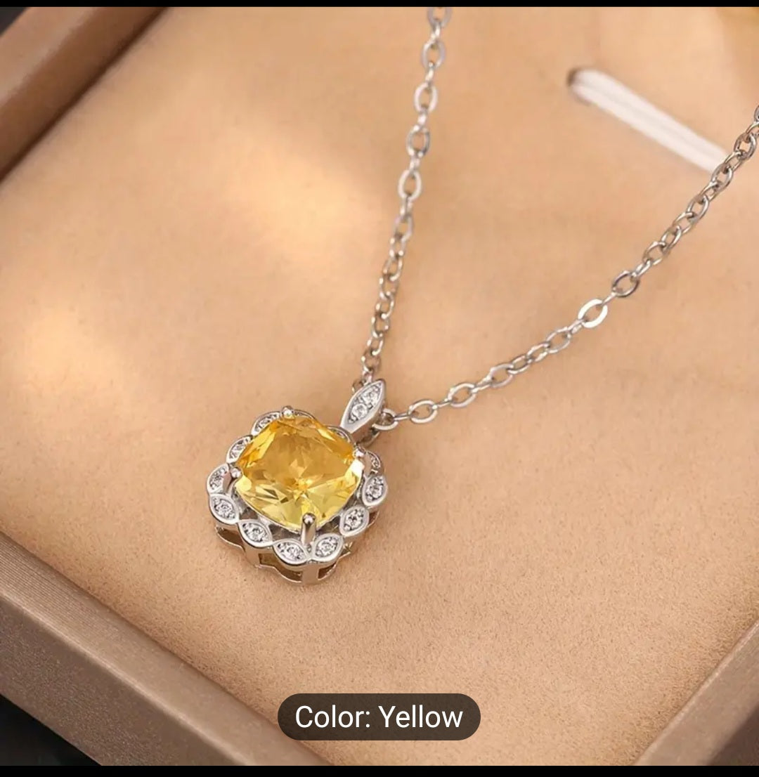 AMAZINGLY ELEGANT YELLOW GEMSTONE PENDANT NECKLACE.