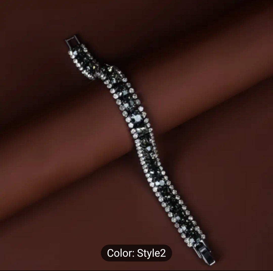 Classic beaded bracelet with a decidedly luxurious feel. It features a unique design that's guaranteed to stand out and get noticed. This comes in a variety of colors.