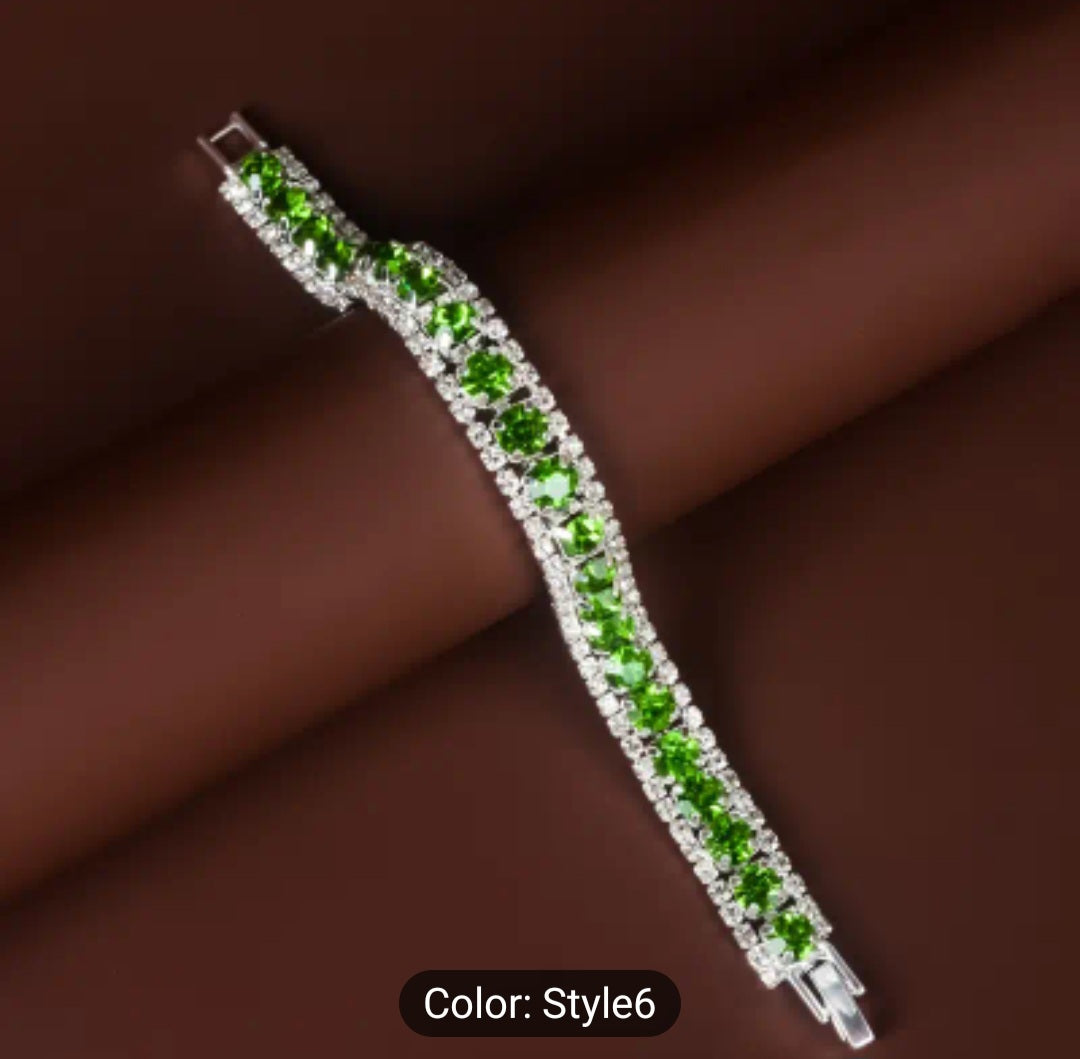 Classic beaded bracelet with a decidedly luxurious feel. It features a unique design that's guaranteed to stand out and get noticed. This comes in a variety of colors.