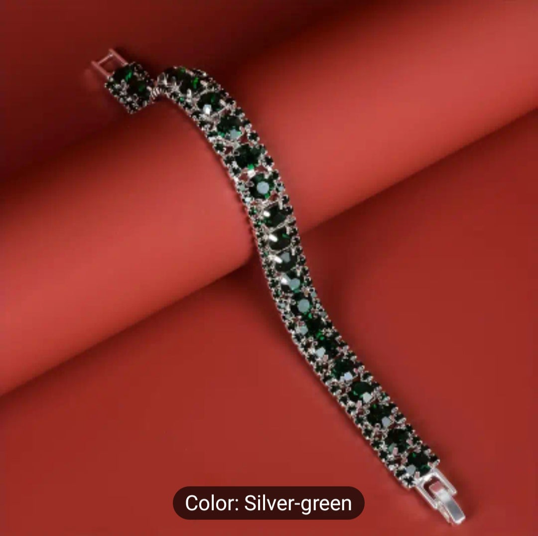 Classic beaded bracelet with a decidedly luxurious feel. It features a unique design that's guaranteed to stand out and get noticed. This comes in a variety of colors.